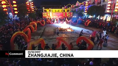 China "dança" com o maior dragão de fogo de sempre