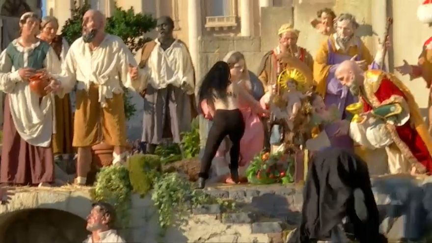 FEMEN üyesi Bebek İsa heykelini çalmaya çalıştı FEMEN üyesi Bebek İsa heykelini çalmaya çalıştı
