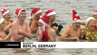 Um mergulho gelado como tradição de Natal