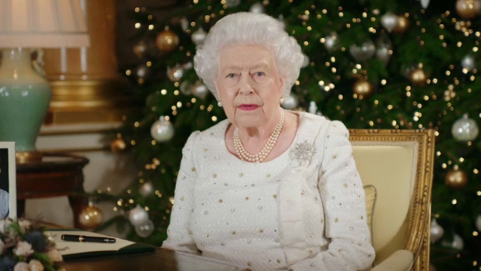 Isabel II rinde homenaje a Londres y Mánchester