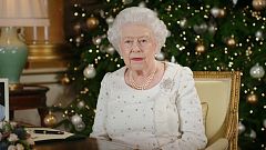 Isabel II rinde homenaje a Londres y Mánchester