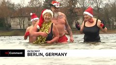 Weihnachtsbaden im eiskalten Wasser