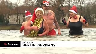 Weihnachtsbaden im eiskalten Wasser