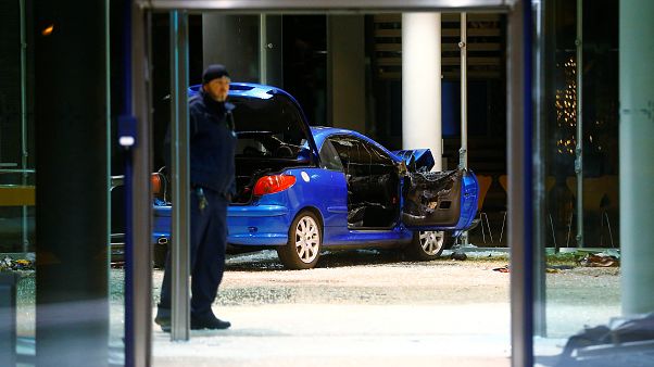 Polícia investiga colisão contra sede do SPD Polícia investiga colisão contra sede do SPD