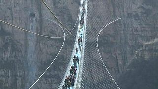 افتتاح طولانی و ترسناکترین پل معلق شیشه ای جهان در چین
