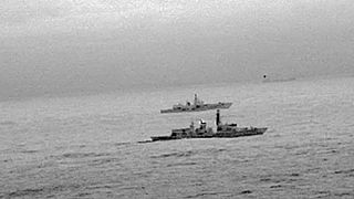 Brit hadihajó szemmel tart egy oroszt