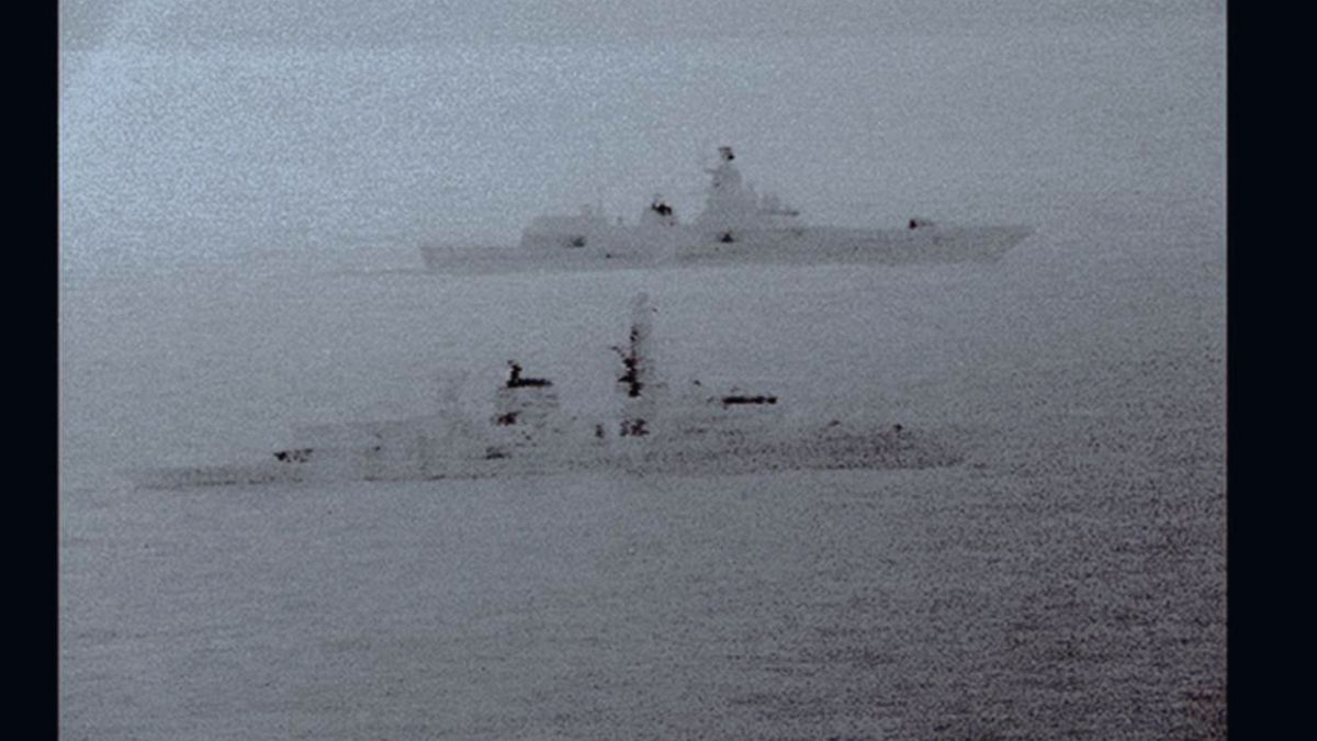 Un navire de guerre russe escorté par une frégate britannique 