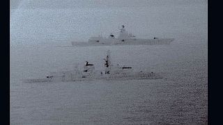 Un navire de guerre russe escorté par une frégate britannique 