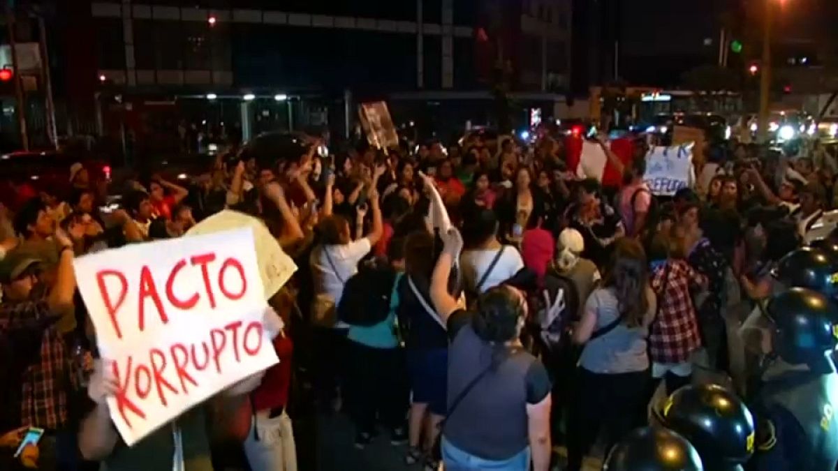 Miles de peruanos protestan por el indulto a Fujimori