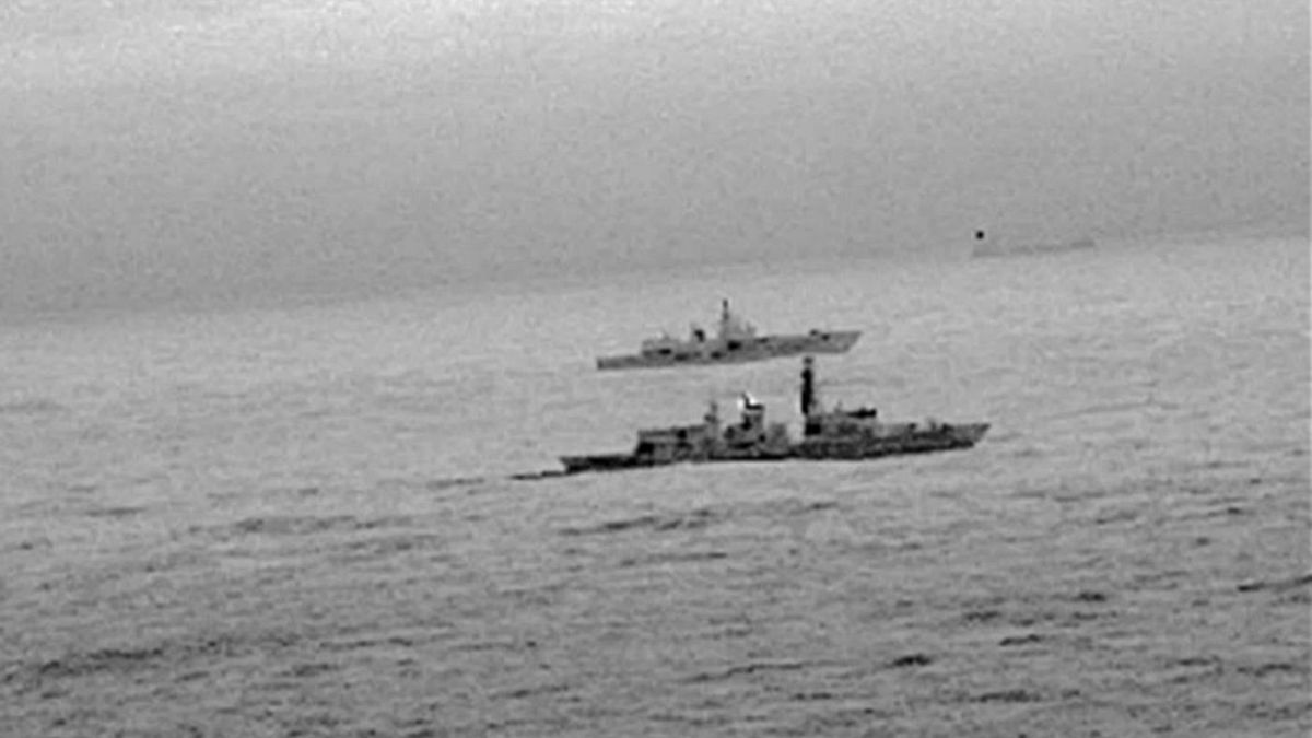 اسکورت یک کشتی جنگی روس توسط ناوچه بریتانیا در دریای شمال