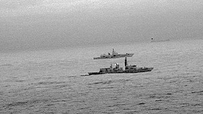 Una fregata inglese scorta una nave russa: roba da Guerra Fredda