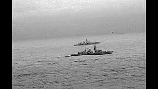 Un buque de guerra ruso, escoltado por la Marina británica