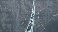 China inaugura el puente de cristal más largo del mundo