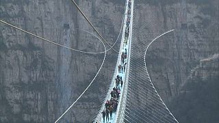 China inaugura el puente de cristal más largo del mundo