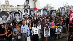 People holding pictures of victims of the guerrilla conflict