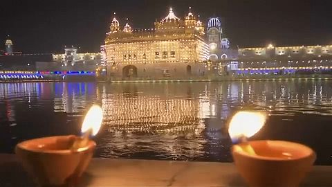 Luces iluminan el Templo Dorado, el más venerado del sijismo