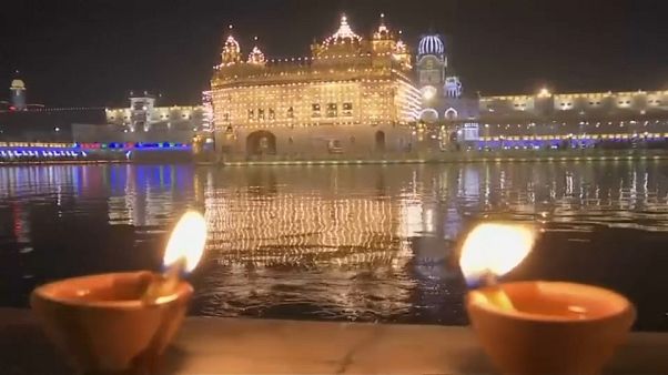 Luces iluminan el Templo Dorado, el más venerado del sijismo Luces iluminan el Templo Dorado, el más venerado del sijismo