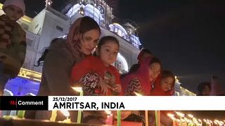 En Inde, des milliers de sikhs honorent le Temple d'Or