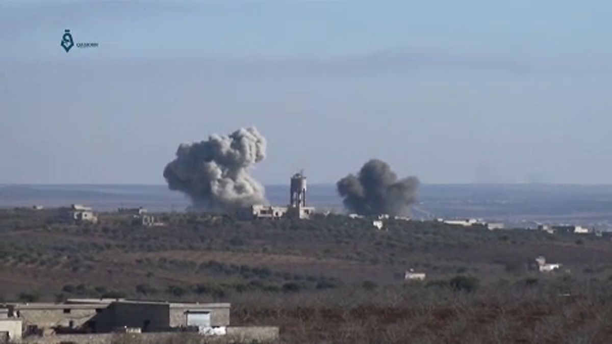 المعارضة تسقط طائرة للنظام بحماة والجيش يكثف غاراته على إدلب