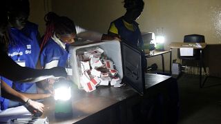 Viharlámpák fényében számolják a szavazatokat egy fővárosi szavazókörben