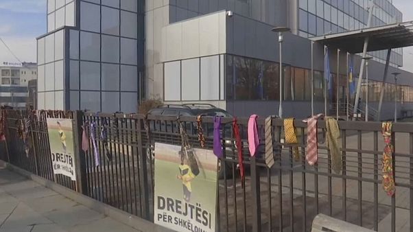 Kosovo : des centaines de cravates pour le Premier ministre Kosovo : des centaines de cravates pour le Premier ministre