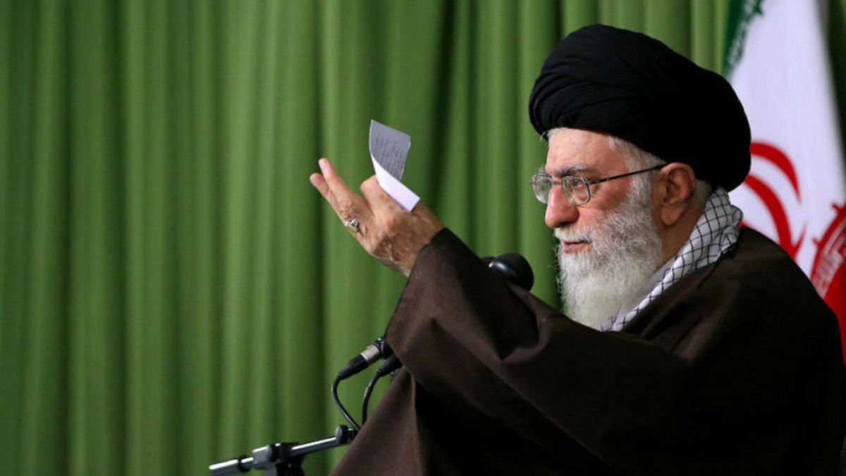 خامنه‌ای: کسانی که امکانات کشور دستشان بوده دیگر حق ندارند علیه کشور حرف بزنند 
