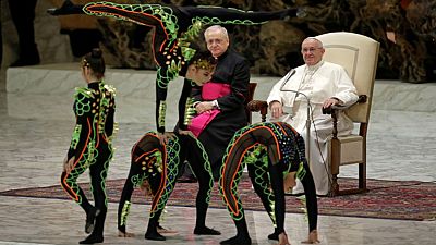 Ακροβάτες και ζογκλέρ ενώπιον του Πάπα  Φραγκίσκου