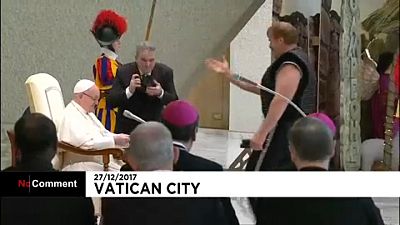 Papst empfängt Zirkusartisten im Vatikan