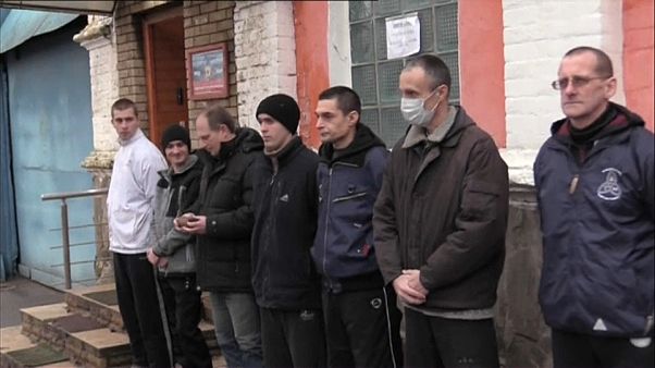 Kiew und pro-russische Rebellen tauschen Gefangene Kiew und pro-russische Rebellen tauschen Gefangene