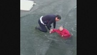 چین؛ ویدئوی نجات زنی ۷۰ ساله از رودخانه یخ‌زده