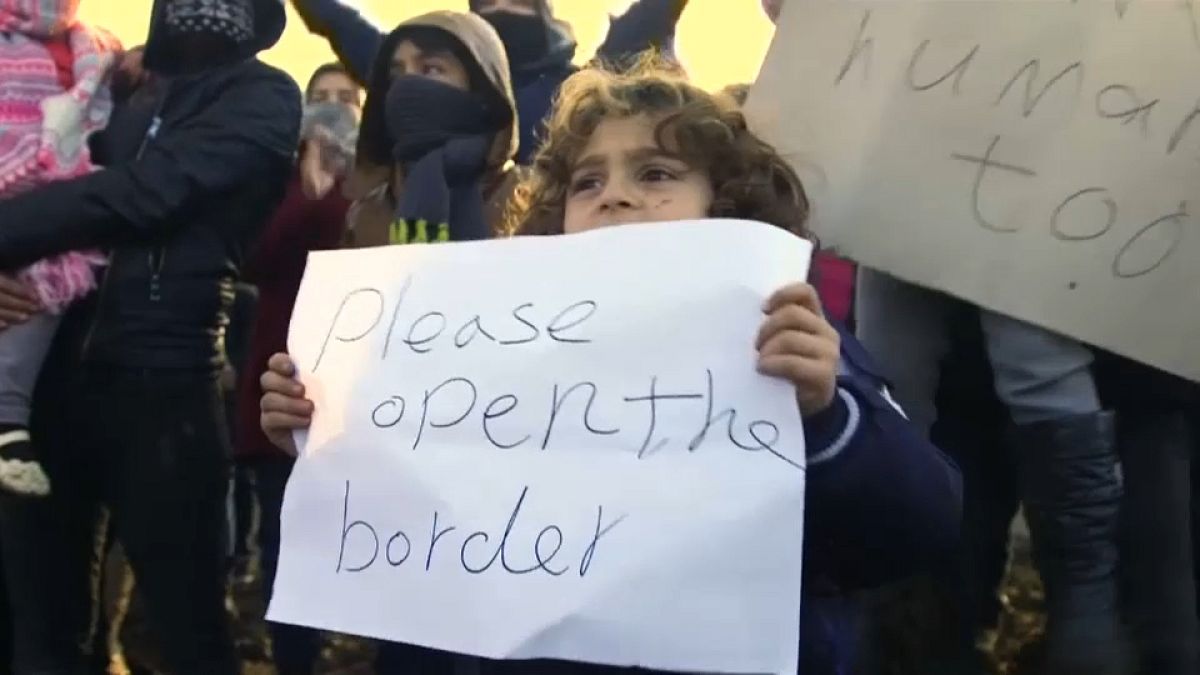 Protesta de refugiados en tierra de nadie para poder entrar en la UE