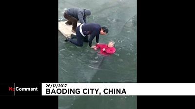 Un hombre salva a una mujer que había caído en un río helado