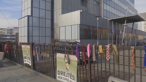 Kosova Başbakanı Haradinay'a kravatlı protesto Kosova Başbakanı Haradinay'a kravatlı protesto