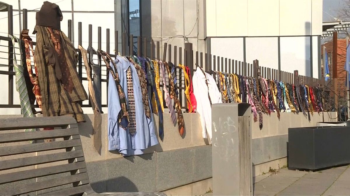 Kosovares oferecem gravatas a primeiro-ministro exigente