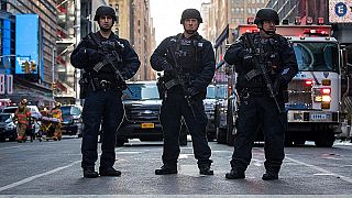 New York-i rendőrök őrködnek egy buszpályaudvar mellett, 2017. december 11.