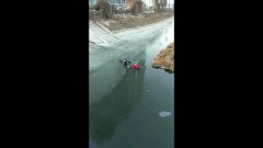 Прохожий спас тонущую женщину