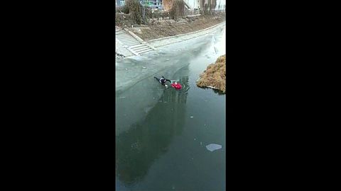 Прохожий спас тонущую женщину