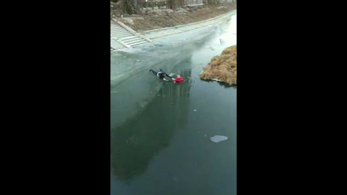 شاهد: رجل يتحدي المياه المتجمدة لإنقاذ عجوز سبعينية 