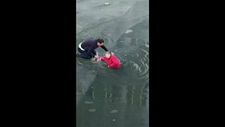 Βούτηξε στον παγωμένο ποταμό για να σώσει μια ηλικιωμένη