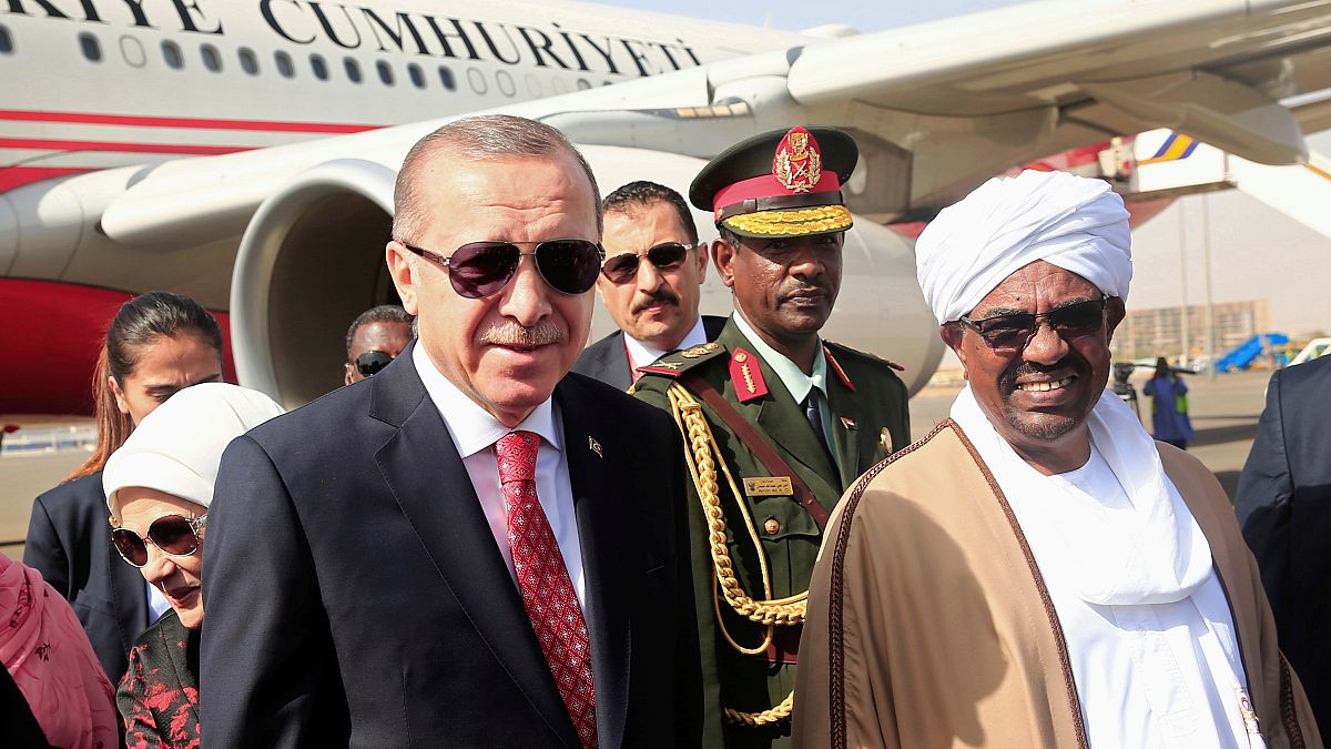 توقيف إعلامي إماراتي نشر تغريدة مسيئة للرئيس السوداني 