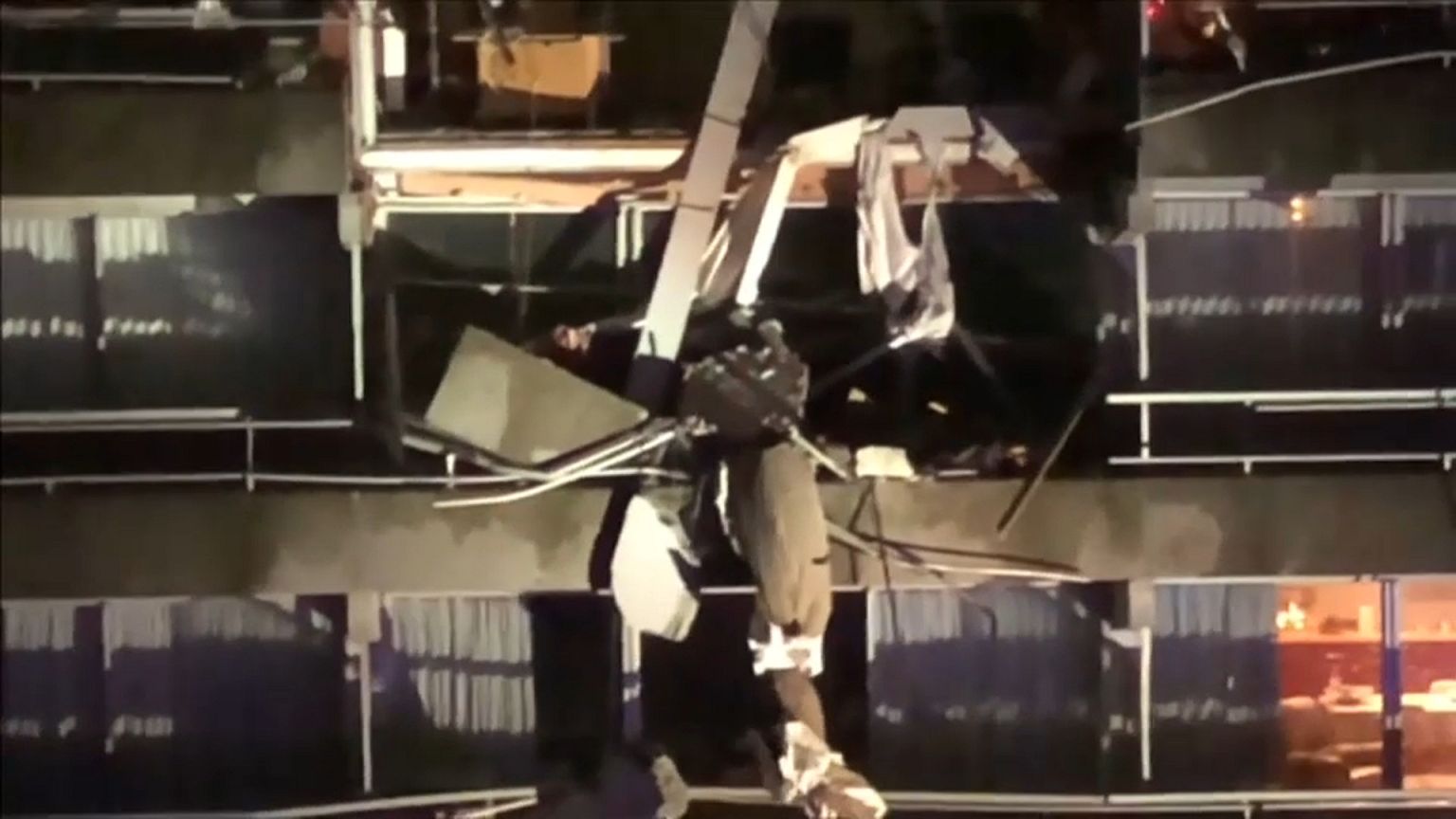 Une grue s'effondre sur un immeuble en Belgique