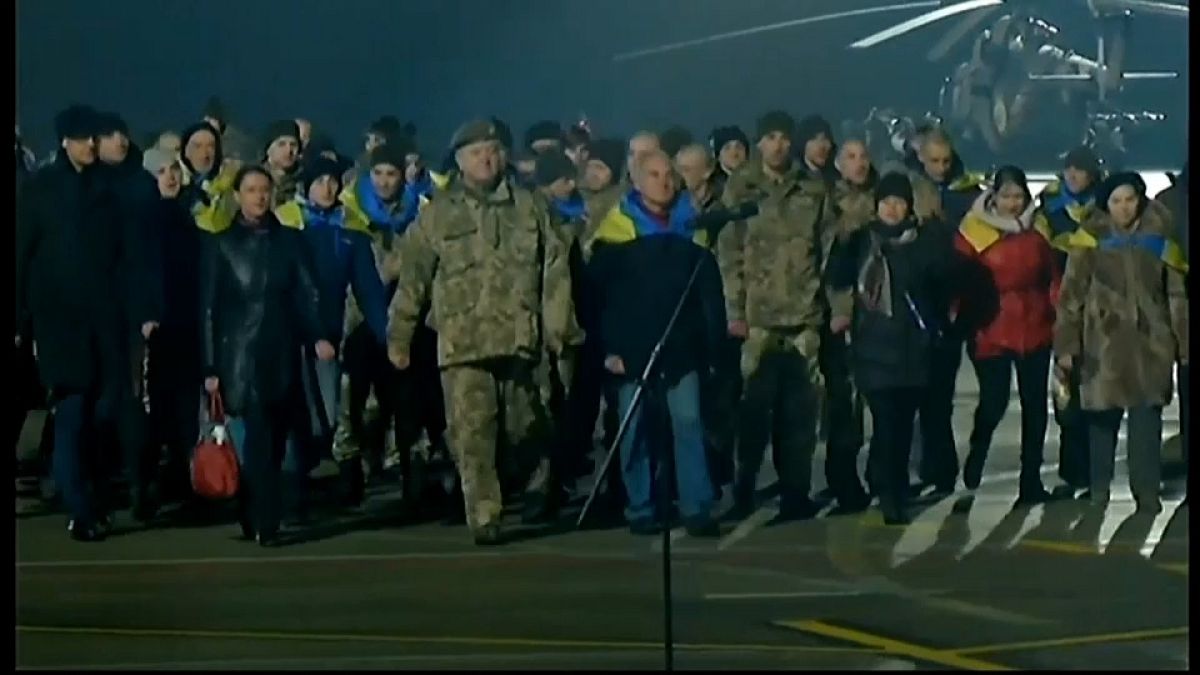 Cientos de prisioneros liberados en Ucrania vuelven a casa por Navidad