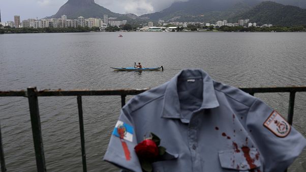 Protesto assinala morte de polícias no Rio de Janeiro Protesto assinala morte de polícias no Rio de Janeiro