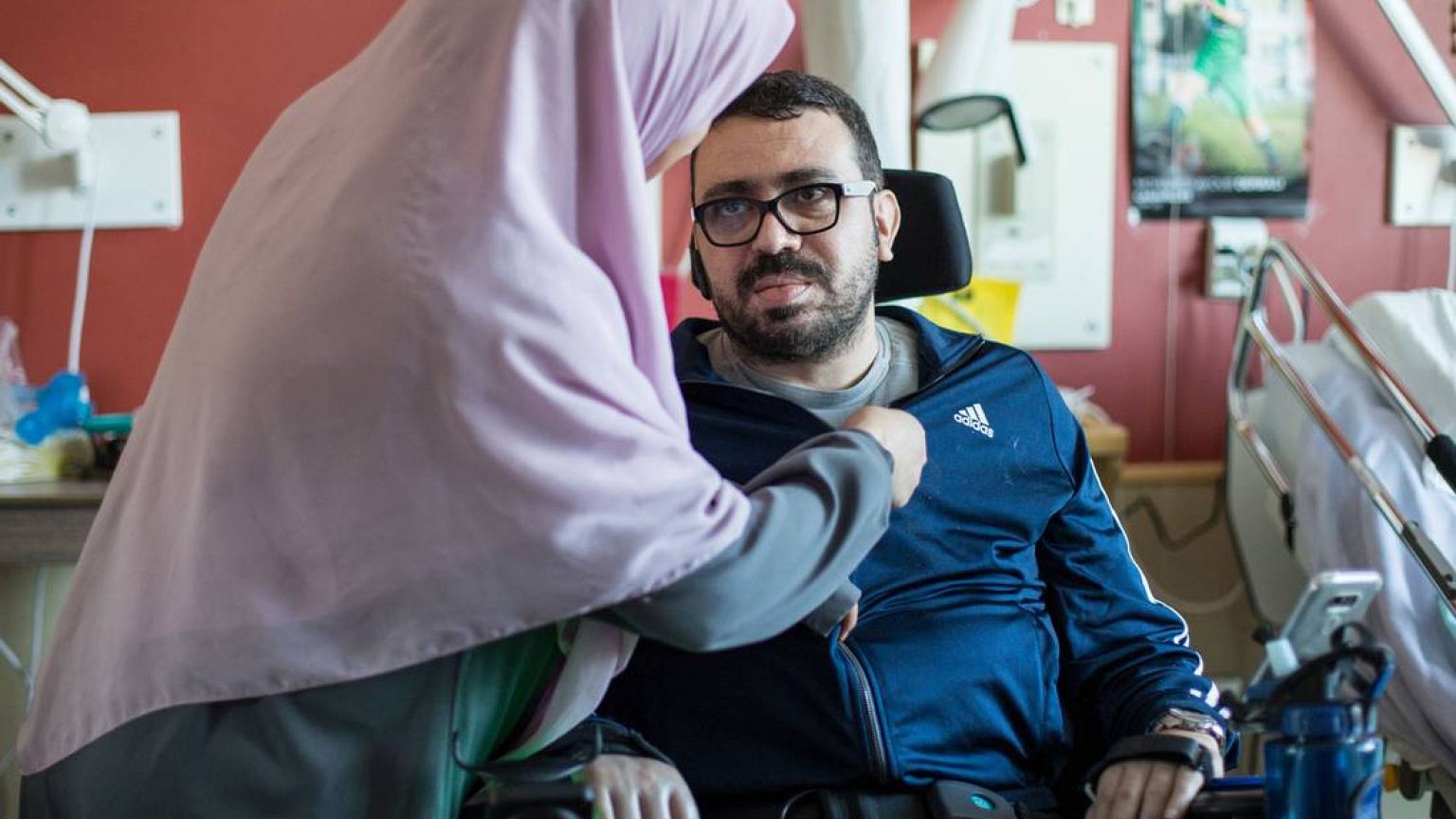 تبرعات بأكثر من 200 ألف دولار لرجل حاول حماية المصلين في اعتداء على مسجد في كندا