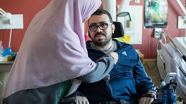 تبرعات بأكثر من 200 ألف دولار لرجل حاول حماية المصلين في اعتداء على مسجد في كندا تبرعات بأكثر من 200 ألف دولار لرجل حاول حماية المصلين في اعتداء على مسجد في كندا