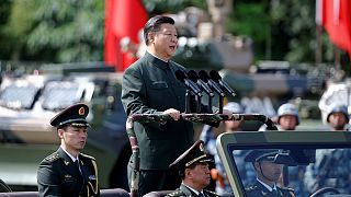 Hszi Csin-ping elnök katonai szemlén