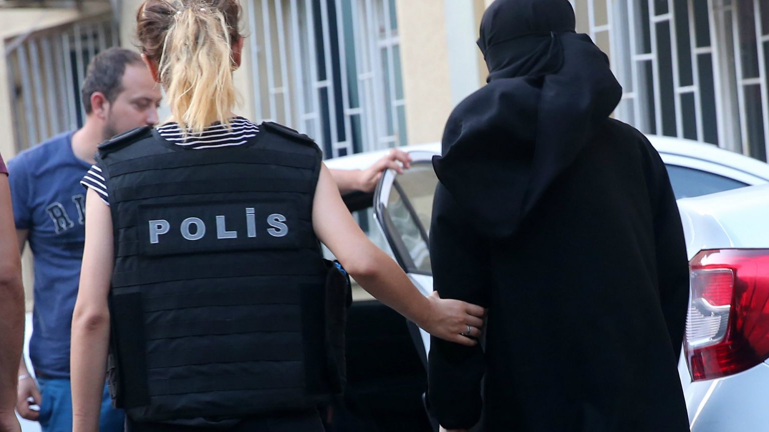 Alman istihbaratı: Kadınlardan oluşan 40 kişilik 'terör şebekesi' saptadık