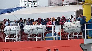 Llegan a puerto los 373 inmigrantes rescatados el martes