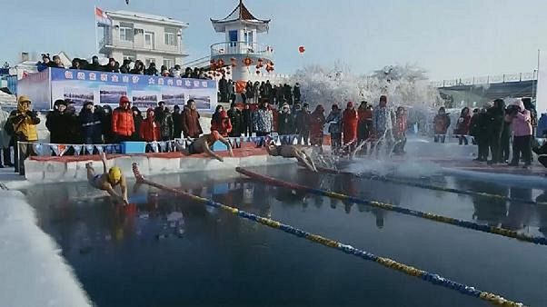 Cina: gare di nuoto "ghiacciato" Cina: gare di nuoto "ghiacciato"