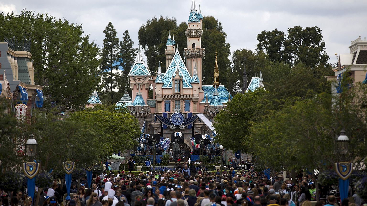 Έσβησαν τα φώτα της Disneyland